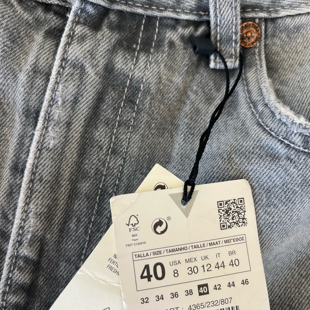 Zara • NWT Highrise women’s distressed jeans size 8 - Picture 3 of 7